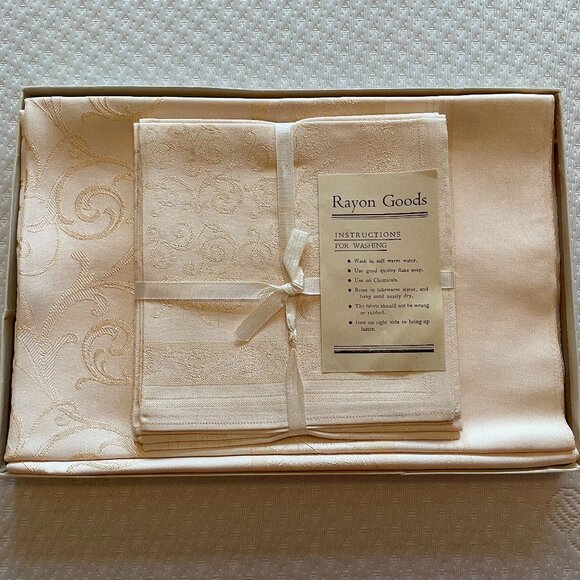NIB Classic Vintage Irish Tablecloth and Napkin Set Gold - Picture 1 of 12